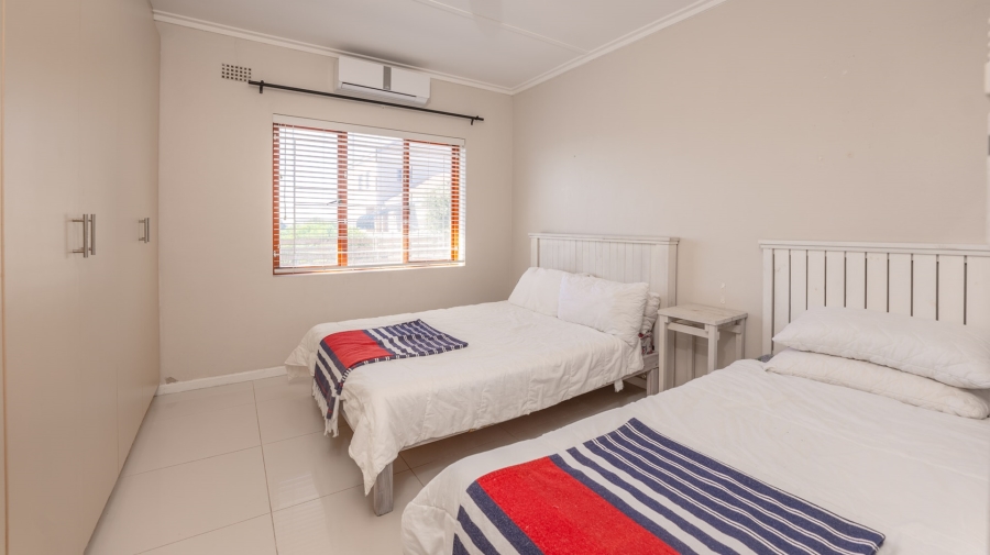 To Let 5 Bedroom Property for Rent in Struisbaai Western Cape